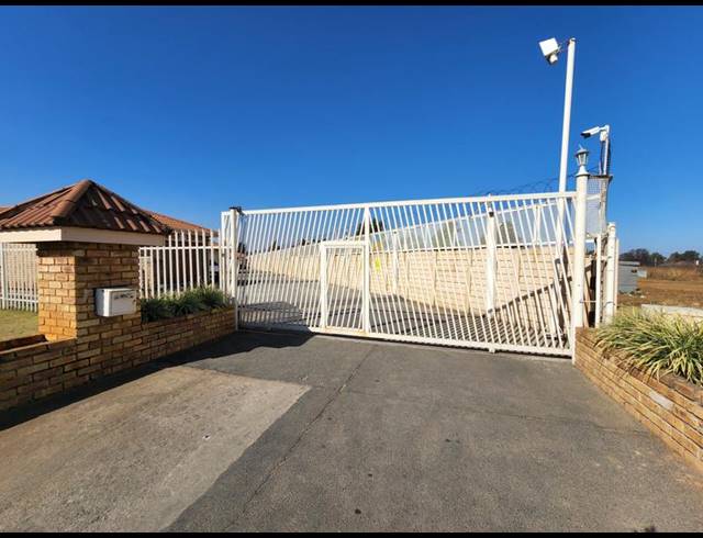 2 BEDROOM TOWNHOUSE FOR SALE IN VAN DYK PARK